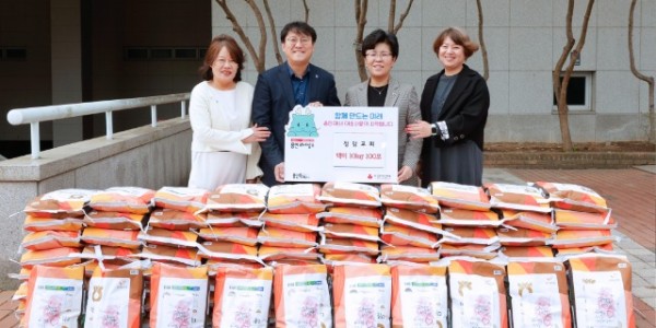 5-1. 지난 14일 정암 교회 관계자들이 쌀 100포를 기탁했다.jpg