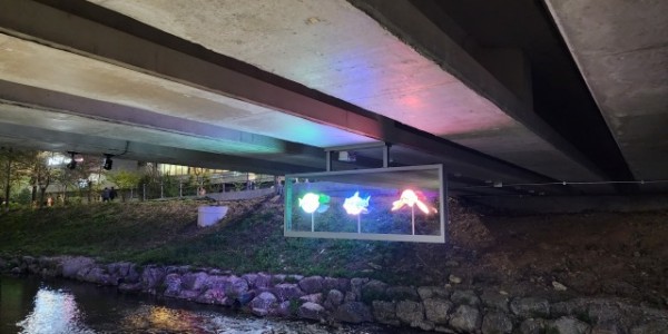 5. 수지구가 성복천 산책로 보도육교 하부에 홀로비전을 설치했다.jpeg