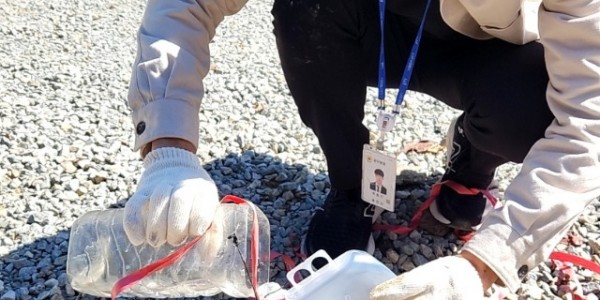 1. 시 관계자가 관내 야영장 개인하수처리시설을 점검하고 있다.jpg