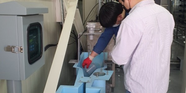 2-1. 용인특례시의 페수 배출업체 점검 현장 모습.jpeg