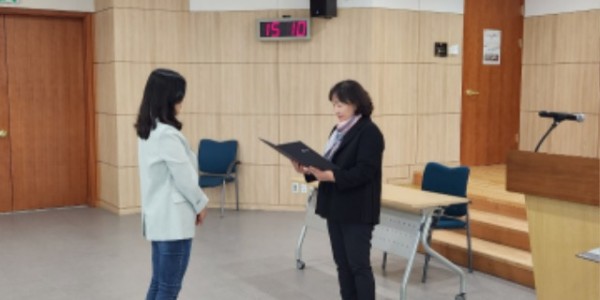 2. 용인특례시는 지난 14일 시청 비전홀에서 어린이집 부모모니터링단 위촉식을 열고, 위촉장을 전달했다..jpg