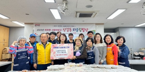 5. 상갈동 주민자치위원회(위원장 홍애순)가 홀로어르신 50가구에 직접 만든 밑반찬 세트를 지원했다.jpeg