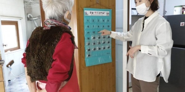 7. 풍덕천2동이 만성질환 홀로어르신에게 건강달력을 배부했다.jpg