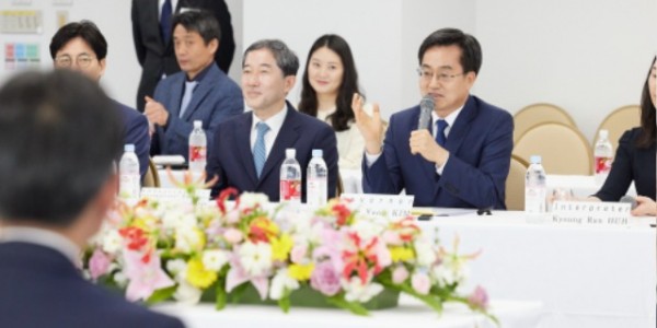 현지시간 18일 오후 김동연 경기도지사가 도쿄오카공업 관계자들과 이야기를 나누고 있다..jpg