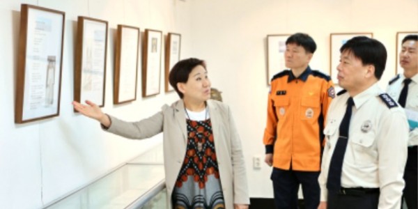 문학관을 둘러보고 있는 조선호 본부장.jpg