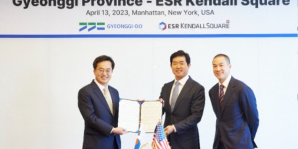 현지시간 13일 오후 김동연 경기도지사(왼쪽 첫번째)가 남선우 ESR켄달스퀘어 대표(가운데)와 투자 행사를 갖고 기념촬영을 하고 있다..jpg