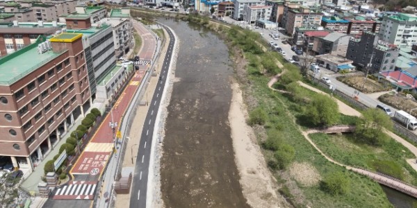 1. 용인특례시가 단절됐던 양지천 산책로를 잇기 위해 용마초 인근 660m 구간을 연결했다..JPG