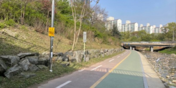 7. 수지구가 주민 안전을 위해 지역 내 14개 하천 산책로 제초작업을 벌인다 사진은 정평천 산책로 제초 후 모습.jpeg