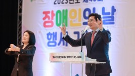 9-1. 20일 이상일 용인특례시장이 제43회 장애인의 날 기념식에 참석해 수어로 참석자들에게 인사를 하고 있는 모습.JPG