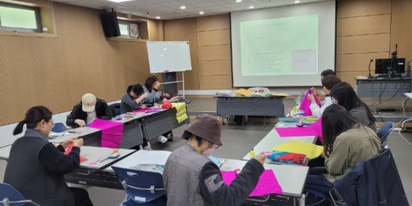 1-1. 보라도서관 특성화주제인 전통 관련 프로그램에 시민들이 참여한 모습.jpg