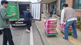 6. 용인특례시 처인구 김량장동에 위치한 용인아산내과가 기증한 쌀이 처인구 내 행정복지센터로 옮겨지고 있다..jpeg