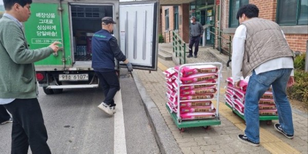 6. 용인특례시 처인구 김량장동에 위치한 용인아산내과가 기증한 쌀이 처인구 내 행정복지센터로 옮겨지고 있다..jpeg