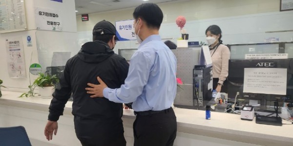 8-1. 민원 창구 공무원에게 폭언을 하고 있는 민원인을 제지하고 있는 경찰관 모습.jpg