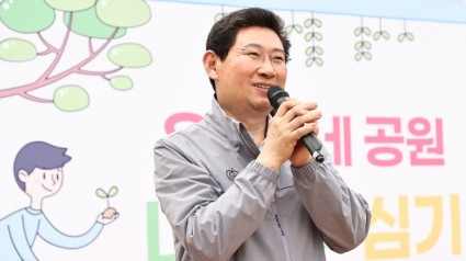 이상일 용인특례시장이 22일 성서근린공원 내나무심기 행사에 참석해 시민들에게 인사말을 하고 있다..jpg