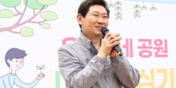 이상일 용인특례시장이 22일 성서근린공원 내나무심기 행사에 참석해 시민들에게 인사말을 하고 있다..jpg