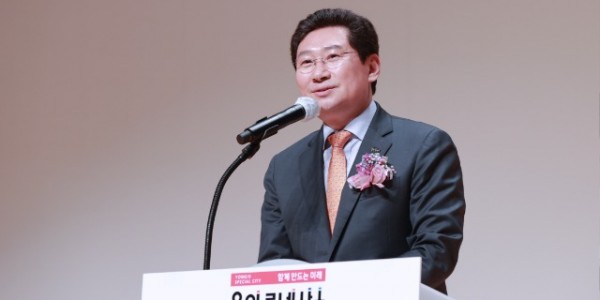 4-1. 21일 용인시청 에이스홀에서 열린 제13회 새마을의 날 기념식에서 환영사를 하고 있는 이상일 용인특례시장.jpg