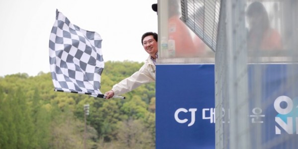 1-5. 이상일 용인특례시장이 2023 슈퍼레이스 챔피언십 슈퍼 6000 클래스 2라운드 결승에서 마지막 바퀴를 알리는 기를 흔들고있다..JPG