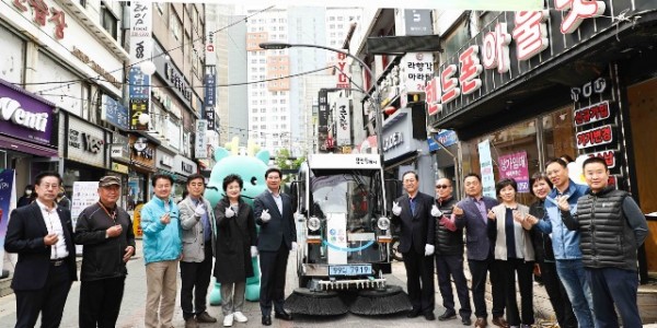 1-1. 24일 용인특례시 처인구 김량장동에 위치한 용인중앙시장에서 열린 전기노면청소차 제막식.jpg