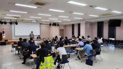 3. 수지구가 관내 연간단가 공사 관계자를 대상으로 법령 준수사항을 안내하는 교육을 진행했다.jpg