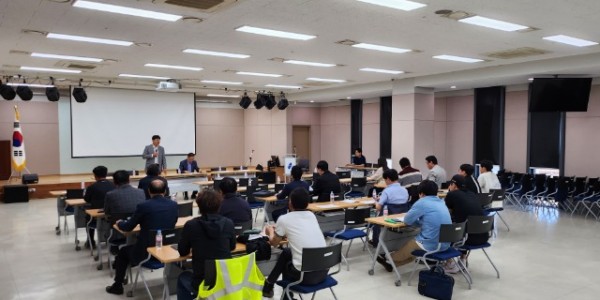 3. 수지구가 관내 연간단가 공사 관계자를 대상으로 법령 준수사항을 안내하는 교육을 진행했다.jpg