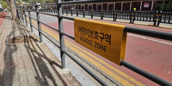 2-1. 수지구가 대덕초교 일원에 디자인형 울타리를 설치했다.jpg