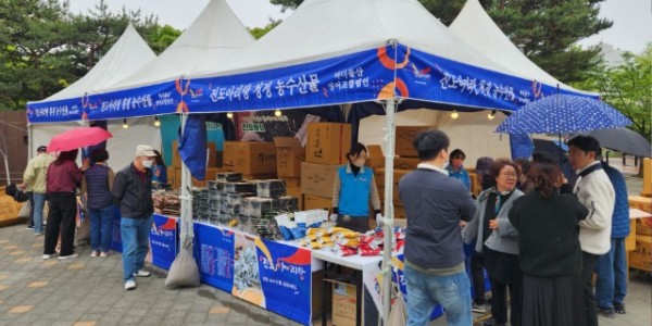 9. 죽전1동이 전남 진도군의 농수특산물 직거래장터를 열었다.jpg