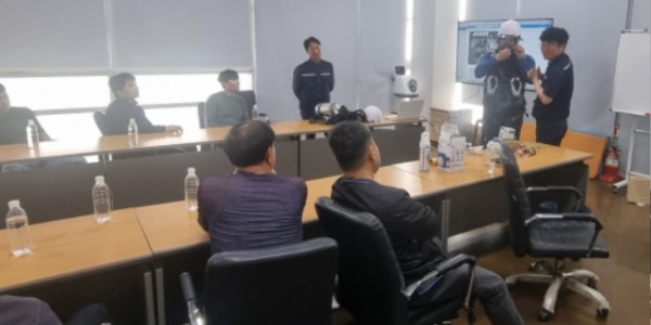 지난 24일 근로자 안전을 위한 특별교육에서 보호구 착용법을 설명하고 있다.jpg