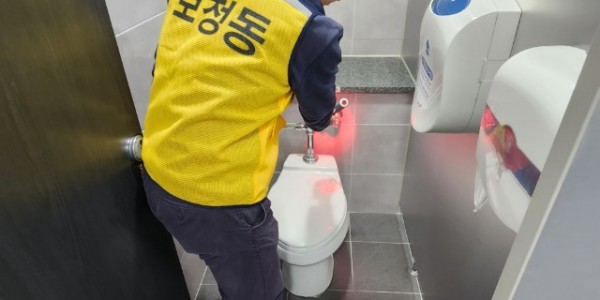 9-1. 보정동 관계자가 청사 화장실을 고성능 적외선 레이저로 탐지하고 있는 모습.jpg