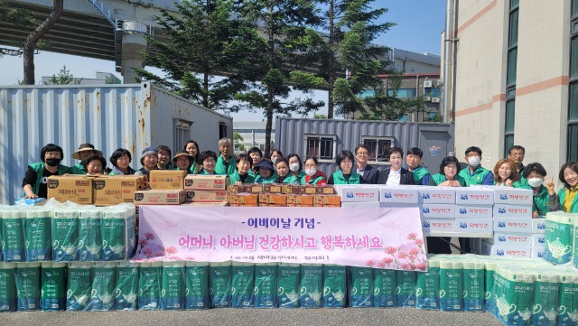 7-1. 포곡읍_8일 처인구 포곡읍 새마을부녀회가 지역 내 46개 경로당에 떡과 과일을 전달했다..jpg