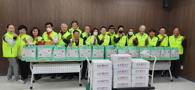 7-2. 삼가동 통장협의회는 8일 관내 12개 경로당 및 4통 어르신을 위해 떡, 음료 등의 다과를 마련해 전달했다..jpg