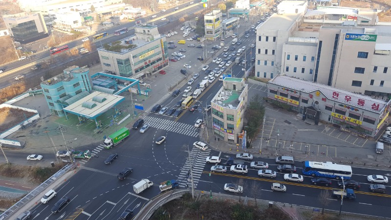 1-2. 지방도 315호선 보라교사거리 일원에 차량이 몰려 교통혼잡을 빚고 있다.jpg