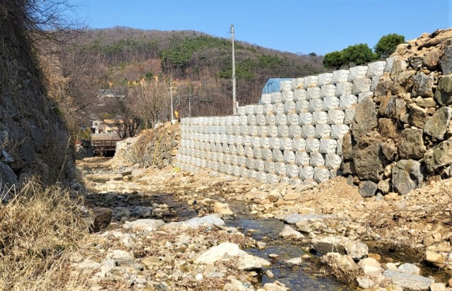 1-2. 용인특례시가 지난해 폭우로 호안시설이 유실된 광교산소하천에 옹벽블럭을 설치했다(준공 후).jpeg