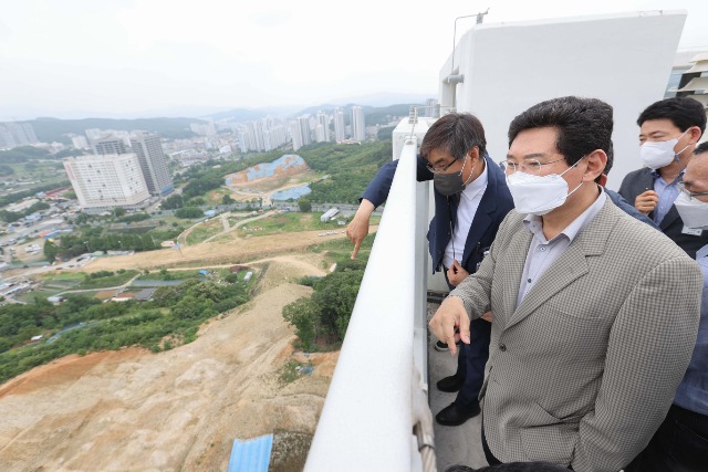 용인특례시장이 2022년 당선 직후 삼가2지구 주택건설사업 현장을 둘러보고 있다.jpg