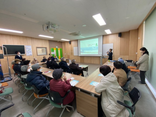 2. 용인특례시가 _2023년 경기도 미세먼지 저감 우수 시군 평가_에서 2년 연속 최우수 기관으로 선정됐다. 용인특례시가 미세먼지 집중관리구역 내 미세먼지 취약계층을 대상으로 교육을 실시하고 있다..jpg