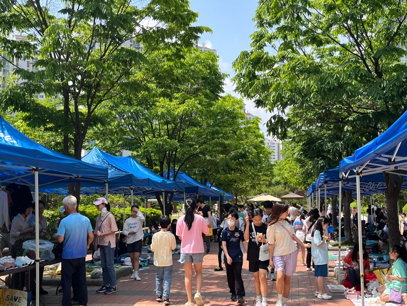 6. 동백1동이 20일 용인백현초 옆 내꽃공원에서 ‘달달 사랑나눔 돗자리마켓’ 행사를 개최했다..JPG