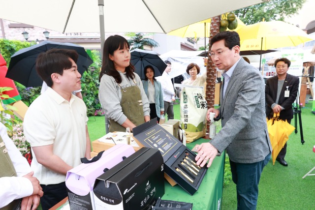 이상일 용인특례시장(오른쪽)이 롯데프리미엄아울렛 기흥점에서 열리고 있는 제1회 용인의 소반 푸드 페스티벌을 방문해 관계자과 이야기를 나누고 있다.jpg