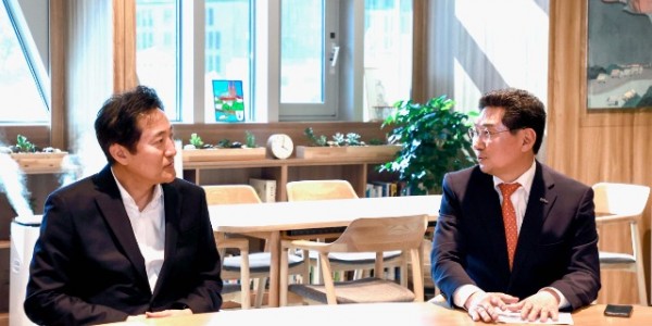 5-1. 이상일 용인특례시장(우)이 오세훈 서울시장(좌) 과 서울 지하철 3호선 연장 문제를 논의하고 있다.jpg