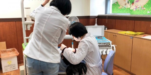 4-1. 지난해 _초등학생 치과 주치의 사업_을 통해 관내 지정 치과에서 치과 검진을 받고 있는 한 초등학생의 모습.jpeg
