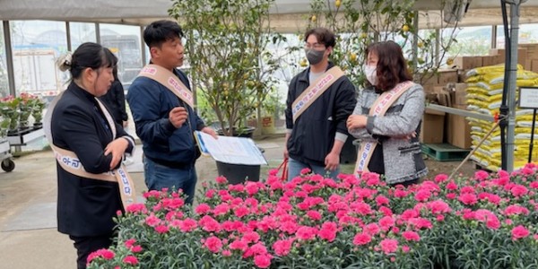 5. 화훼농가를 찾아 원산지 표시 여부를 점검하는 모습.jpg