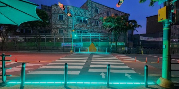 7. 어정초등학교 후문에 설치한 LED 바닥형 보행신호등.jpg
