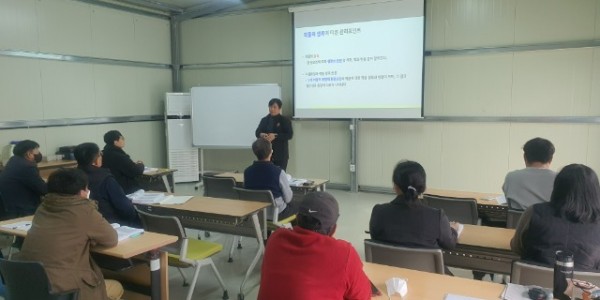 1. 용인특례시가 농업인을 대상으로 스마트농업 기본교육 1차 과정을 진행하고 있다.jpeg