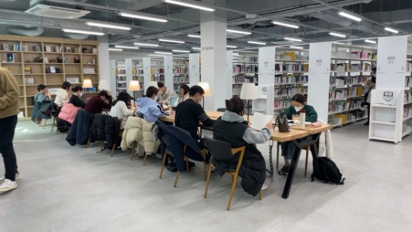 2. 시민들이 수지도서관 종합자료실 노트북 전용공간을 이용하고 있다.jpg