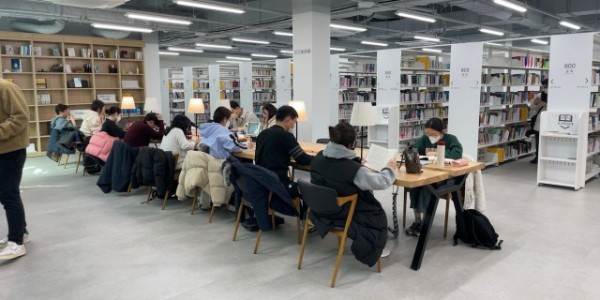 2. 시민들이 수지도서관 종합자료실 노트북 전용공간을 이용하고 있다.jpg