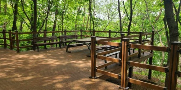 2-1. 용인특례시가 서봉숲속공원 산책로에 쉼터를 조성했다.jpeg