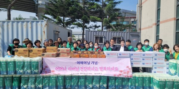 7-1. 포곡읍_8일 처인구 포곡읍 새마을부녀회가 지역 내 46개 경로당에 떡과 과일을 전달했다..jpg