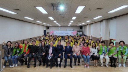 4-1 용인시 수지구 상현1동에서 10일 제11기 ‘꽃보다 청춘 대학’ 입학식이 열렸다..jpg