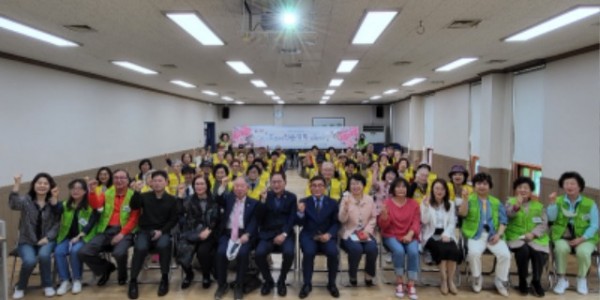 4-1 용인시 수지구 상현1동에서 10일 제11기 ‘꽃보다 청춘 대학’ 입학식이 열렸다..jpg