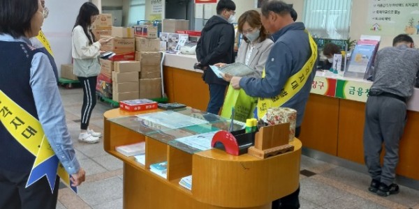 8-1. 복지사각지대 발굴을 위해 캠페인을 진행한 이동읍 지역사회보장협의체 위원들 (1).jpg