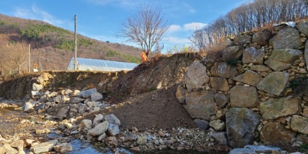 1-1.용인특례시가 지난해 폭우로 호안시설이 유실된 광교산소하천에 옹벽블럭을 설치했다(준공 전).jpeg