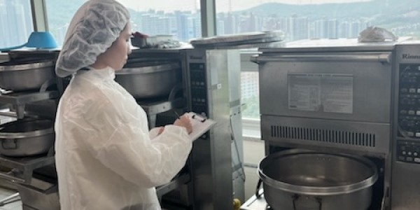 3. 용인특례시가 지난 3월 8일부터 4월 14일까지 집단급식소를 대상으로 위생관리 실태를 집중적으로 확인했다. 관계 공무원이 급식시설 조리기구를 점검하고 있다..jpg